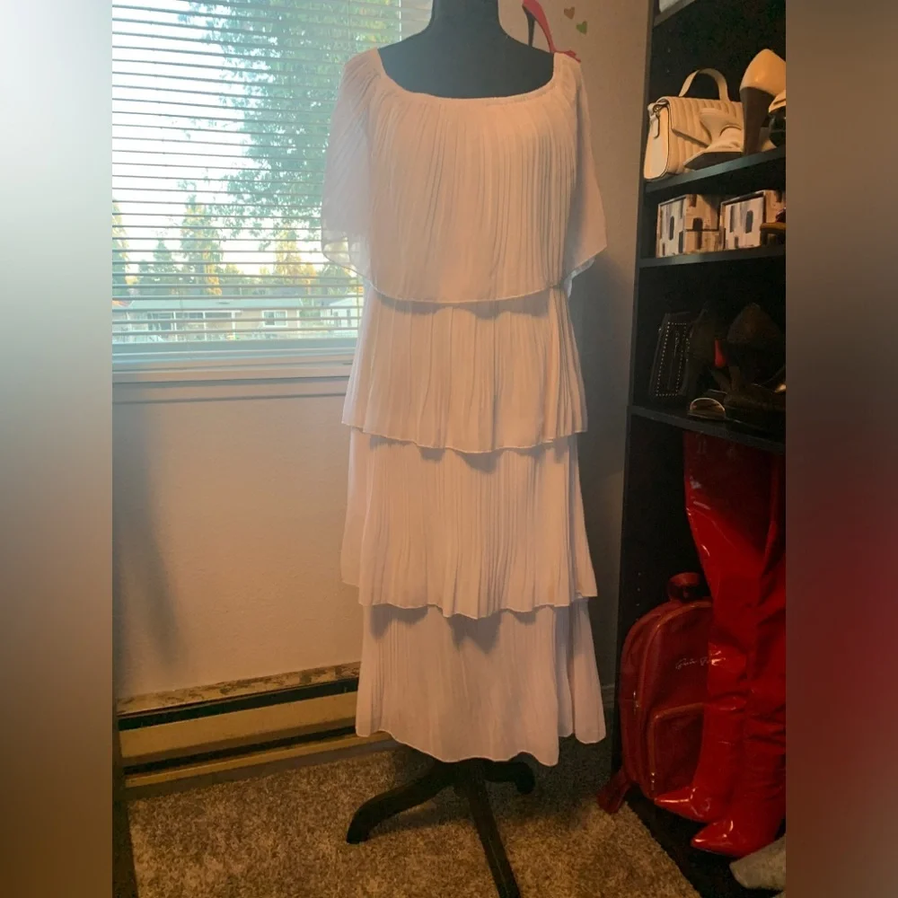 Off The Shoulder Ruffle Dress - Picture 4 of 4